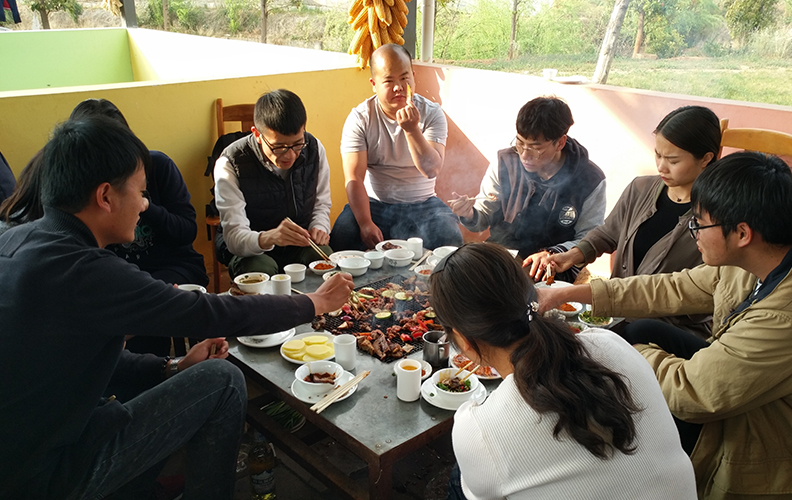 又因椒盐辣酱的增色，和不停的反动，均匀的受热，使食物变得更加入味